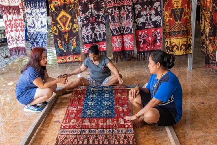 Rumah tenun ikat Sumba Timur dan Artshop tempat beraktivitas Rambu Chiko di kampung Kalu. (FOTO:Artshop Rambu Chiko)