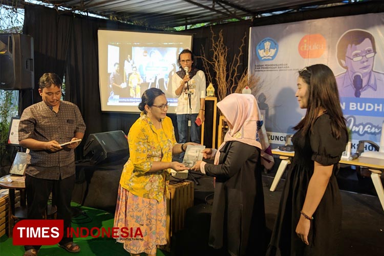 Diana AV Sasa saat memberikan buku karya terakhir Iman Budhi Santosa berjudul Magetan Bumi Kelahiran kepada anak perempuan IBS, Ratna Sari Devi Kundalini. (Foto: Aditya Candra/TIMES Indonesia)