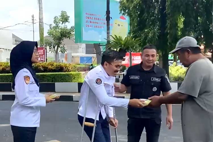 Suasana berbagi berkah para staf disabilitas Polresta Malang Kota kepada masyarakat Kota Malang di Hari Disabilitas Internasional. (Foto: Dok. Humas Polresta Malang Kota)