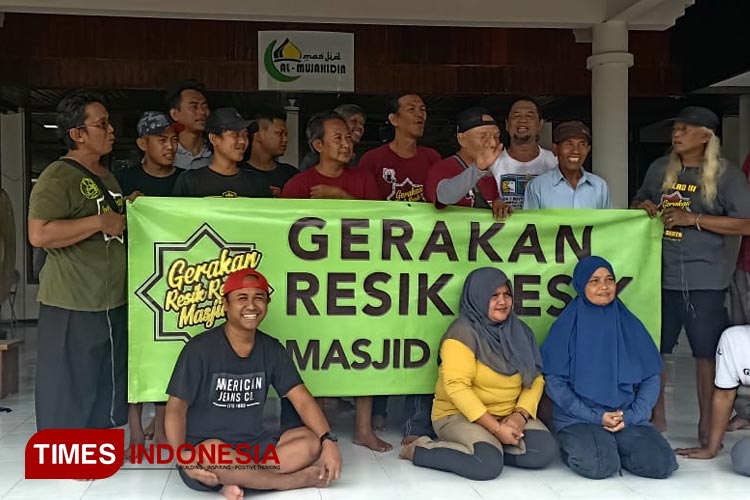 Pecinta Alam Surabaya Resik-Resik Masjid 