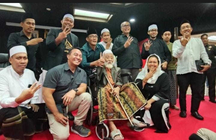 Abuya Muhtadi dan Yenny Wahid di di Gedung High End, Jakarta Pusat, Minggu (3/12/2023) malam. (Foto: TPN Ganjar-Mahfud) 