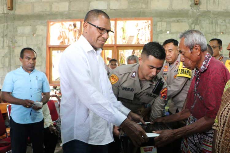 Kapolda NTT Irjen Pol Johni Asadoma saat menyerahkan bantuan ke jemaat GMIT Imanuel Noetoko. (FOTO: Humas Polda NTT for TIMES Indonesia)