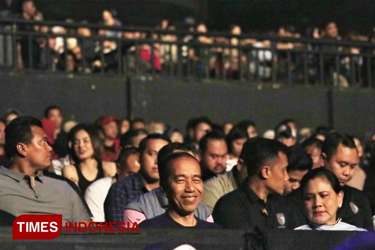 Presiden Jokowi dan Ibu Iriana menonton konser Noah. (FOTO: Moh Ramli/TIMES Indonesia)