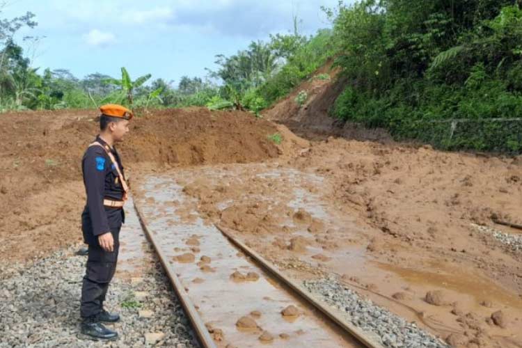 Kondisi longsoran di jalur rel KM 340+100 antara Stasiun Karangandul dan Stasiun Karangsari, Kabupaten Banyumas, Jawa Tengah, Senin (4/11/2023). (ANTARA/HO-KAI Purwokerto)