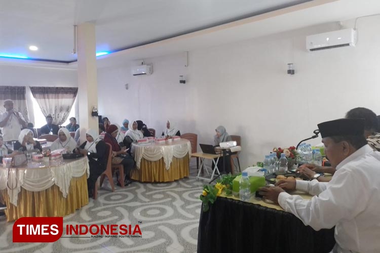 Kepala BNNK Morotai Fatahillah Syukur didampingi Kepala Kemenag Morotai Hi Hasyim Hi Hamzah saat beri materi, Selasa, 5 Desember 2022. (Foto: Munces For TIMES Indonesia).