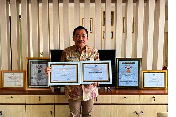 Kepala Dinas Pendidikan Ponorogo Nurhadi Hanuri dengan Raihan 4 penghargaan dari Kemendikbudristek RI. (Foto: Diknas Ponorogo)
