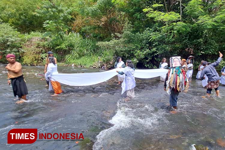 Komunitas-Budaya-Patembayan-Nusantara-menggelar-Larung-Sukerta-a.jpg