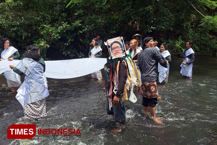 Komunitas-Budaya-Patembayan-Nusantara-menggelar-Larung-Sukerta-b.jpg