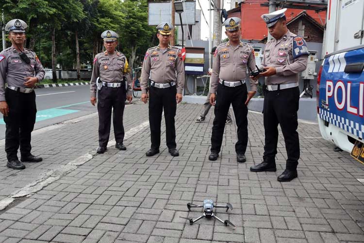 Para petugas tengah menjalankan drone, memantau pelanggaran lalulintas yang ada. (FOTO: dok Humas Polda Jateng)