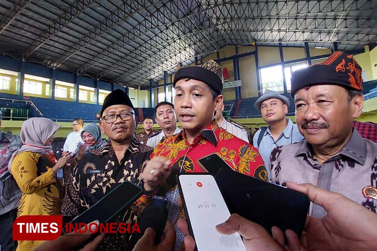 Wamen ATR/BPN , Raja Juli Antoni, saat diwawancara dalam acara penyerahan program PTSL di Gor Tawang Alun. (FOTO : Anggara Cahya /TIMES Indonesia)