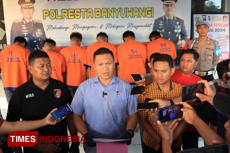 Kasat Reskrim Polresta Banyuwangi, Kompol Agus Sobarnapraja, SH, SIK, MH, saat konferensi pers penangkapan pelaku pengeroyokan. (Foto: Syamsul Arifin/TIMES Indonesia)
