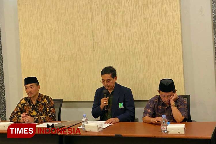 Rektor UNIRA Malang, H Imron Rosyadi Hamid, SE, MSi (tengah), saat membuka pembekalan KKN Tematik dan PPL Luar Negeri, di Kampus UNIRA Malang, Selasa (5/12/2023). (Foto: amin/TIMES Indonesia)