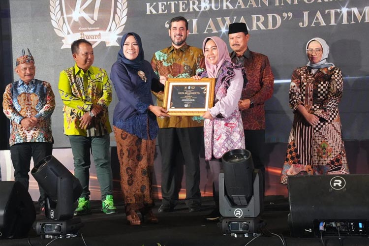 Salah satu penghargaan yang diterima Wali Kota Mojokerto, Ika Puspitasari. (Dok. TIMES Indonesia)