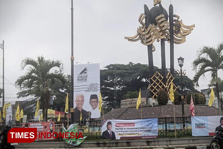 Sejumlah alat peraga kampanye dari berbagai partai politik nampak terbentang di sekeliling pagar Tugu Perjuangan KH.Z.Musthofa, Selasa (5/12/2023). (FOTO: Harniwan Obech/TIMES Indonesia)