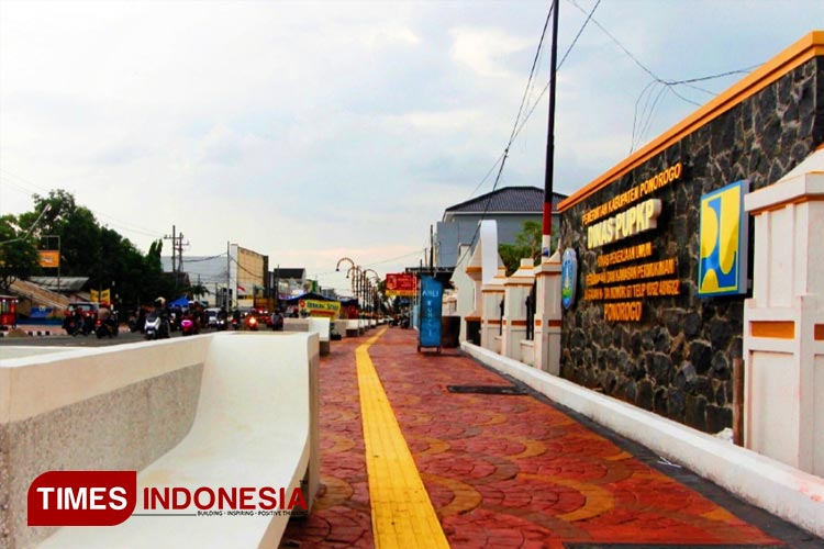 Jalan Gajah Mada Ponorogo semakin indah setelah dilakukan pengerjaan pedestrian oleh Pemkab Ponorogo. (FOTO: Marhaban/TIMES Indonesia)