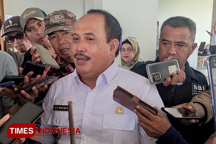 Bupati Pangandaran Jeje Wiradinata melakukan ekspose APBD (FOTO: Syamsul Ma'arif/TIMES Indonesia)