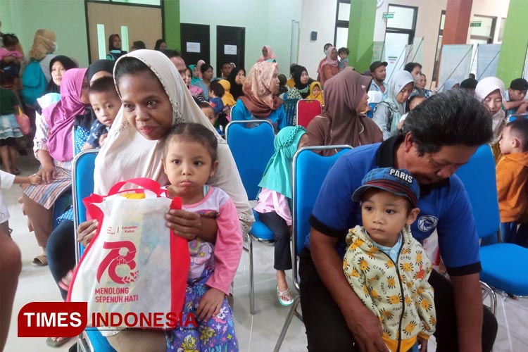 Penyerahan bantuan PMT lokal kepada 86 orang balita stunting di Kecamatan Jati Kudus yang membutuhkan penanganan khusus. (FOTO: Arif/TIMES Indonesia)