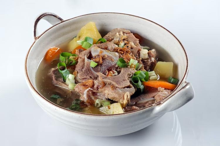 The invigorating look of sop buntut or Indonesian oxtail soup. (Photo: Sri Widyowati/Freepik)