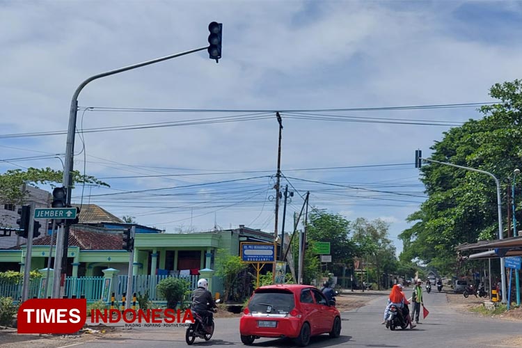 Lampu Lalu Lintas Simpang Empat Lugjag Banyuwangi Segera Beroperasi