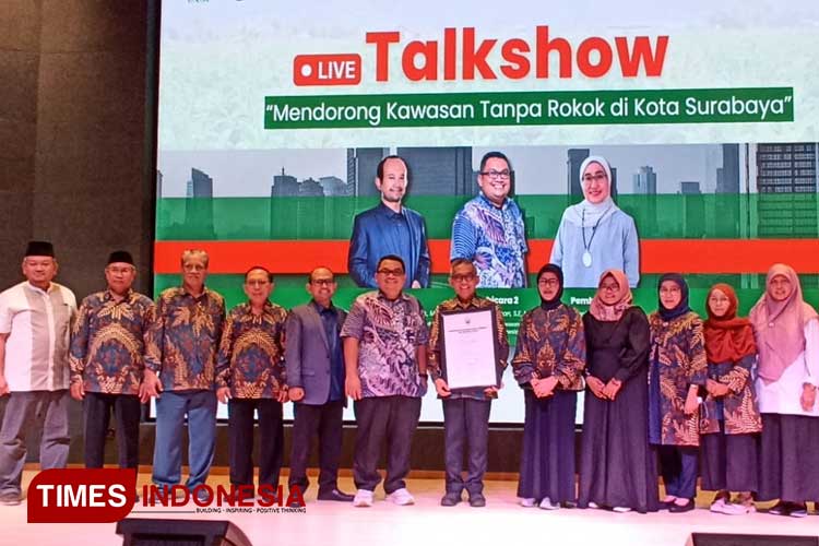 Rektor Unusa Prof Jazidie bersama para narasumber sepakat mendukung pemerintah kota dalam mewujudkan Kawasan Tanpa Rokok di Surabaya, Rabu (6/12/2023). (Foto: Aminudin/MG-TIMES Indonesia)