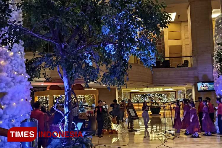 Tampilan lobby Wyndham Hotel Surabaya menyambut momen Natal dan tahun baru, Selasa (5/12/2023). (Foto: Aminudin/MG-TIMES Indonesia)