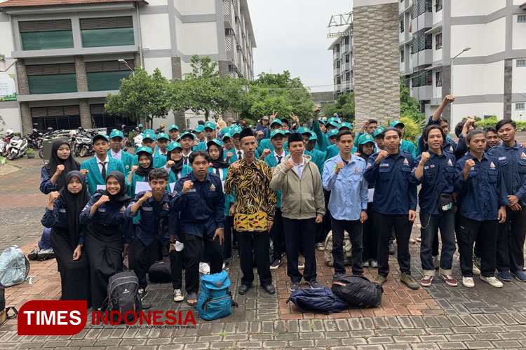 Foto bersama usai ceremony pemberangkatan peserta temu akrab Mahasiswa Teknik Elektro Unisma Malang. (FOTO: AJP TIMES Indonesia)