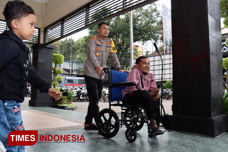 Kapolresta Malang Kota Kombes Pol Budi Hermanto bersama dengan penyandang disabilitas di Mapolresta Malang Kota. (FOTO: Dok. TIMES Indonesia)