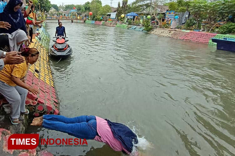 Ibu-ibu-saat-berenang.jpg