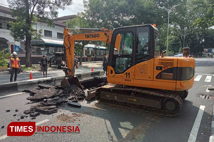 Kondisi-aspal-di-Jalan-Bandung-Kota-Malang-jebol-a.jpg