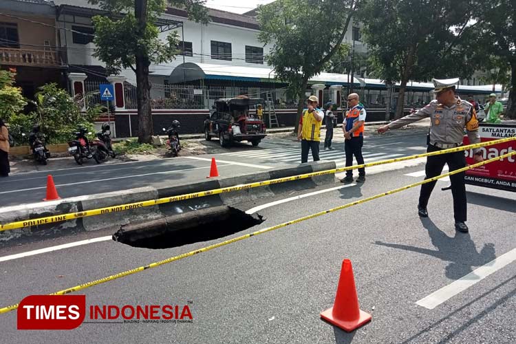 Baru Seminggu Diperbaiki, Aspal di Jalan Bandung Kota Malang Ambles