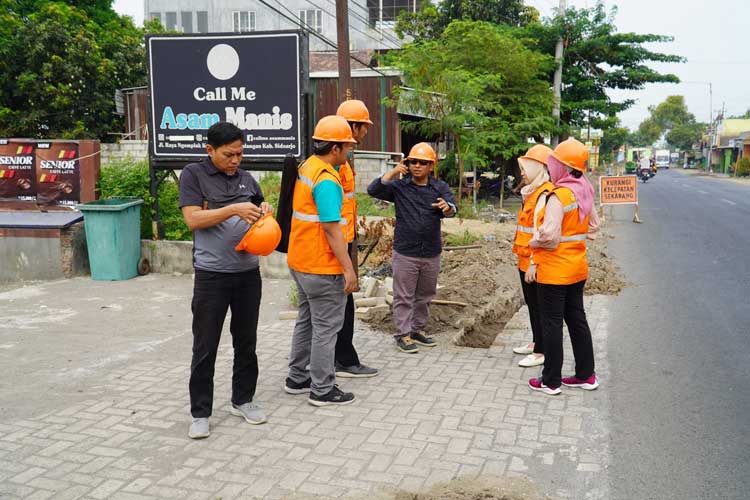 Fatihul Faizun , Direktur Pelayanan Perumda Delta Tirta saat memantau langsung kinerja pemasangan Sambungan Langsung (FOTO: dok PDAM)