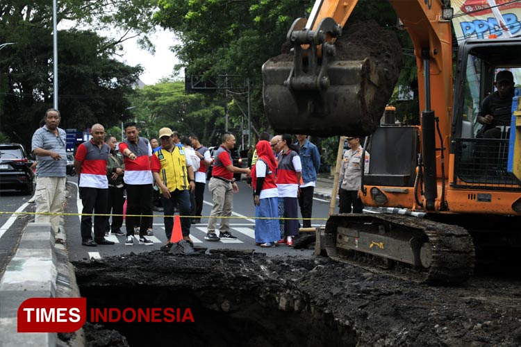 Pj Wali Kota Malang, Wahyu Hidayat saat meninjau langsung aspal ambles di Jalan Bandung, Kota Malang. (FOTO: Humas Pemkot Malang/TIMES Indonesia)