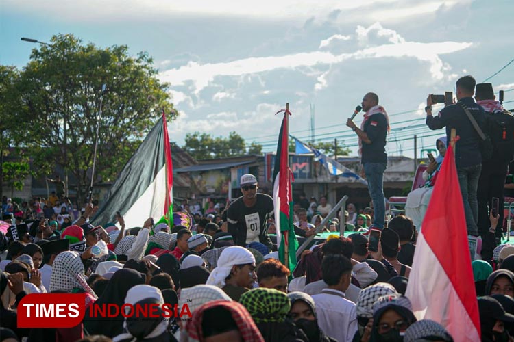 Abdullah Onim dihadapan ribuan masyarakat Morotai bercerita soal kondisi Palestina, Jumat sore, 8 Desember 2023. (Foto: Munces For TIMES Indonesia).