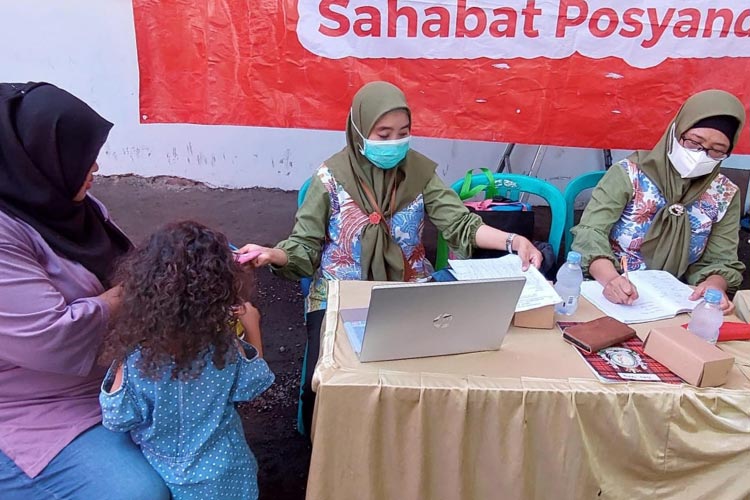 Alfamart sahabat posyandu yang digelar kerjasama dengan Puskesmas Tenggilis (foto dok alfamart)