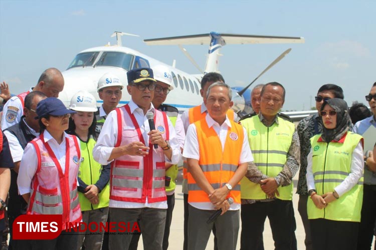 Menteri Perhubungan Budi Karya Sumadi ditemani Direktur PT Surya Dhoho Investama (SDIH) Maksin Arisandi dan Wabup Kediri Dewi Mariya Ulfa ( foto : yobby/Times Indonesia)