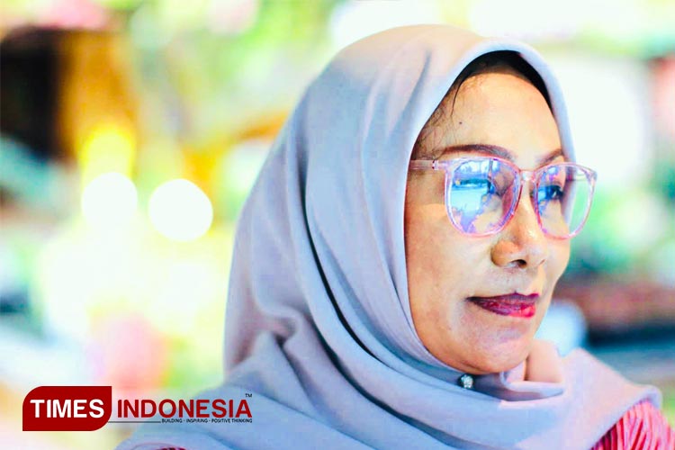 Pemerhati masalah sosial, ekonomi, dan kesehatan Masyarakat, Dra Prima Sari. (FOTO: Olivia Rianjani/TIMES Indonesia)