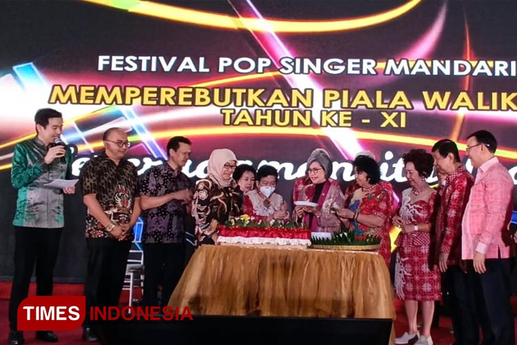 Indah Kurnia bersama Kepala Disbudporapar Surabaya Wiwiek Widayati saat pemotongan tumpeng membuka acara Festival Pop Singer Mandarin di Convention Hall ITC Mega Grosir Surabaya, Jumat (8/12/2023). (FOTO: Aminudin/MG-TIMES Indonesia)