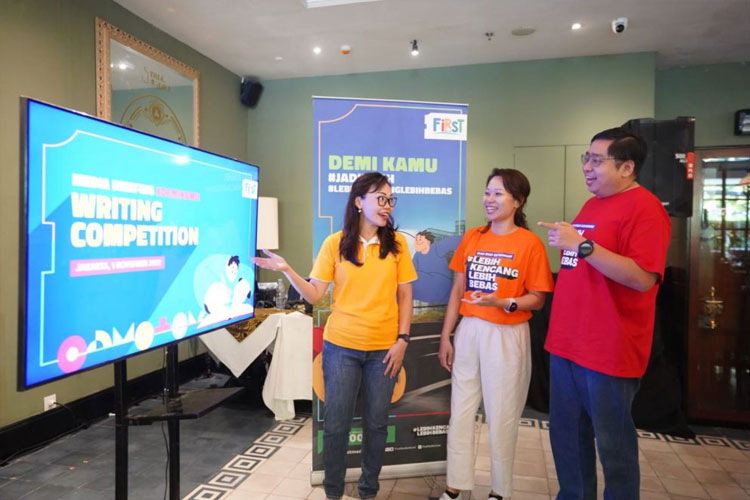 First Media mengumumkan kampanye dengan tagar DemiKamu serta kompetisi menulis bertajuk DemiKamu Writing Competition, Kamis (7/12/2023). (Foto: Dok. Link Net)