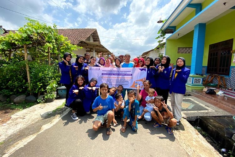 Mahasiswa UM Gelorakan Semangat Desa Bersih di Dusun Gagak Kasinan Tumpang