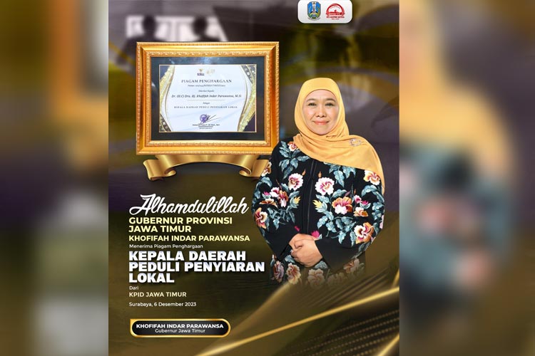 Gubernur Jawa Timur Khofifah Indar Parawansa menerima penghargaan Kepala Daerah Peduli Penyiaran Lokal 2023 pada Rabu (6/12/2023) malam. (FOTO: Dok.Humas Pemprov Jatim)