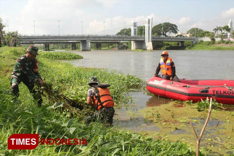 Prajurit TNI saat membersihkan lingkungan sungai Brantas (foto : yobby/Times Indonesia)