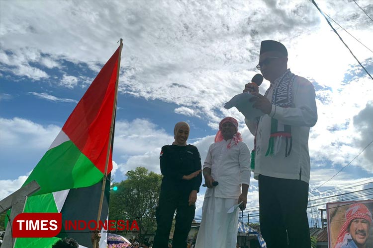 Pj Bupati Morotai Muhammad Umar Ali saat penggalangan dana untuk Palestina, Jumat sore, 8 Desember 2023. (Foto: Munces For TIMES Indonesia).