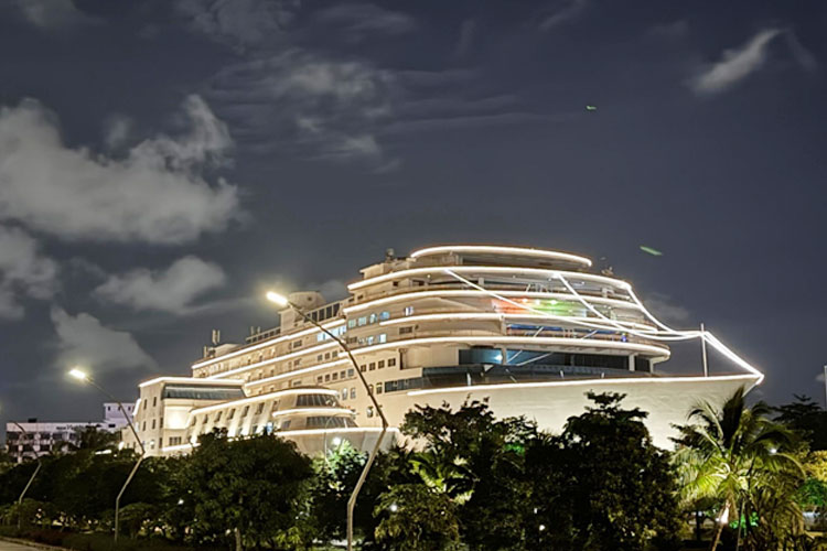 View Pacific Hotel di Malam Hari.