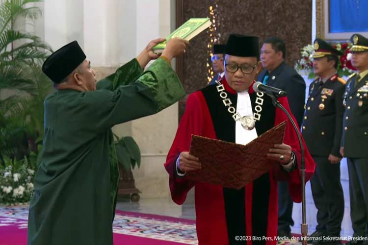 Ridwan Mansyur resmi dilantik oleh Presiden Jokowi sebagai hakim MK. (FOTO: tangkap layar)