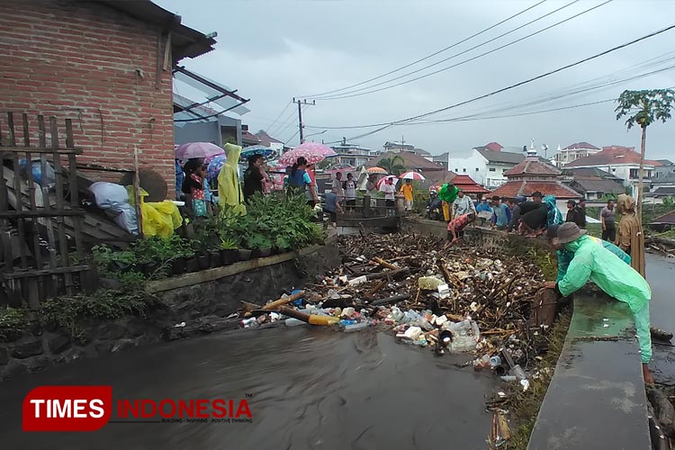 Banjir Bandang Melanda Dusun Beru Kota Batu Akibat Sampah Tersumbat di Sungai