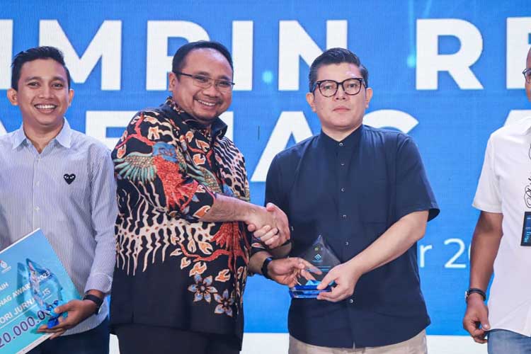 Menag Yaqut menyerahkan penghargaan kepada awak media dan humas di ajang Humas Kemenag Award 2023. (FOTO: dok. Kemenag)