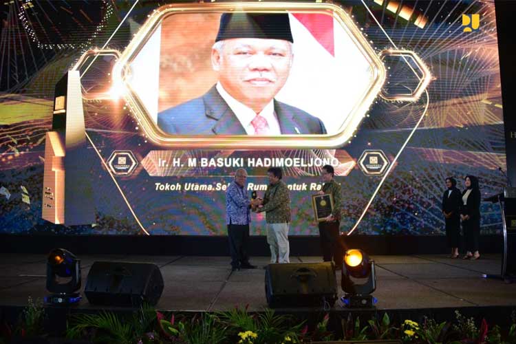 Menteri PUPR RI Basuki Hadimuljono saat menghadiri acara HUT ke-5 HIMPERRA dan Kongres ke-2 HIMPERRA 2023, Kamis malam (7/12/2023). (FOTO: Biro Komunikasi Publik Kementerian PUPR RI)