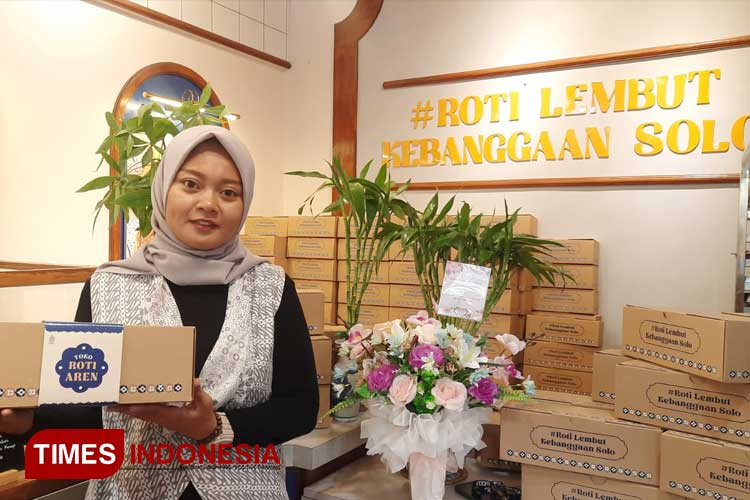 Luna Sancaya, salah satu SPV Store Toko Roti Aren menunjukkan kemasan roti jadul namun kekinian. (FOTO: Hermanto/TIMES Indonesia)
