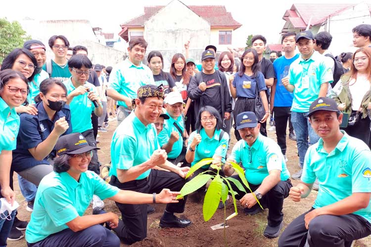 UAJY Gandeng Bakti Lingkungan Djarum Foundation Ajak Mahasiswa Baru Tanam 200 Bibit Pohon. (FOTO: Humas UAJY)