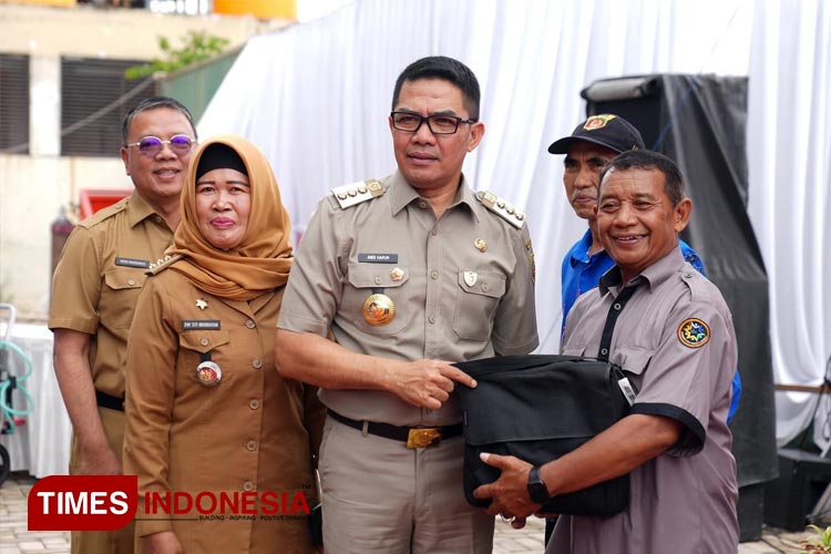 Wali Kota Samarinda Andi Harun menyerahkan bantuan Program Probebaya di Sungai Kunjang. (FOTO: Prokompim for TIMES Indonesia)